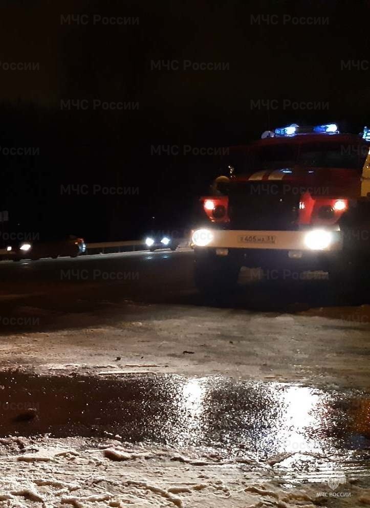 Спасатели МЧС России приняли участие в ликвидации ДТП в селе Лозное Чернянского района
