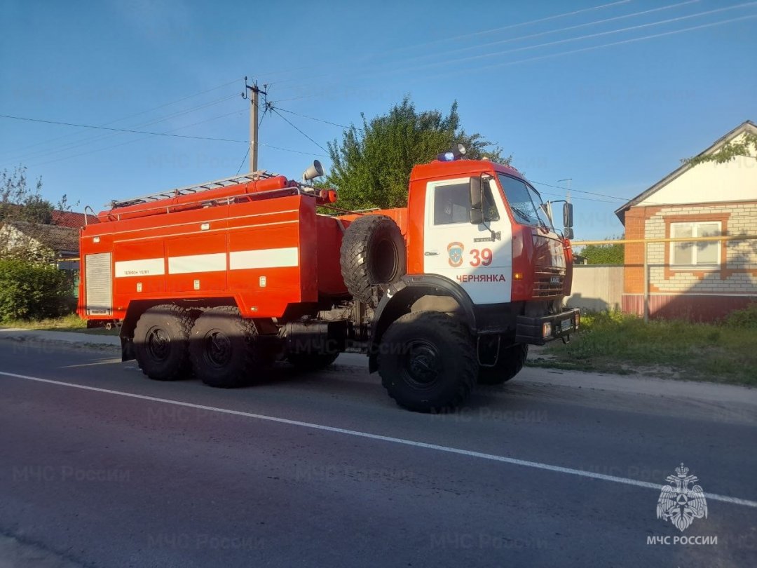 Спасатели МЧС России приняли участие в ликвидации ДТП в поселке Чернянка на улице Советская